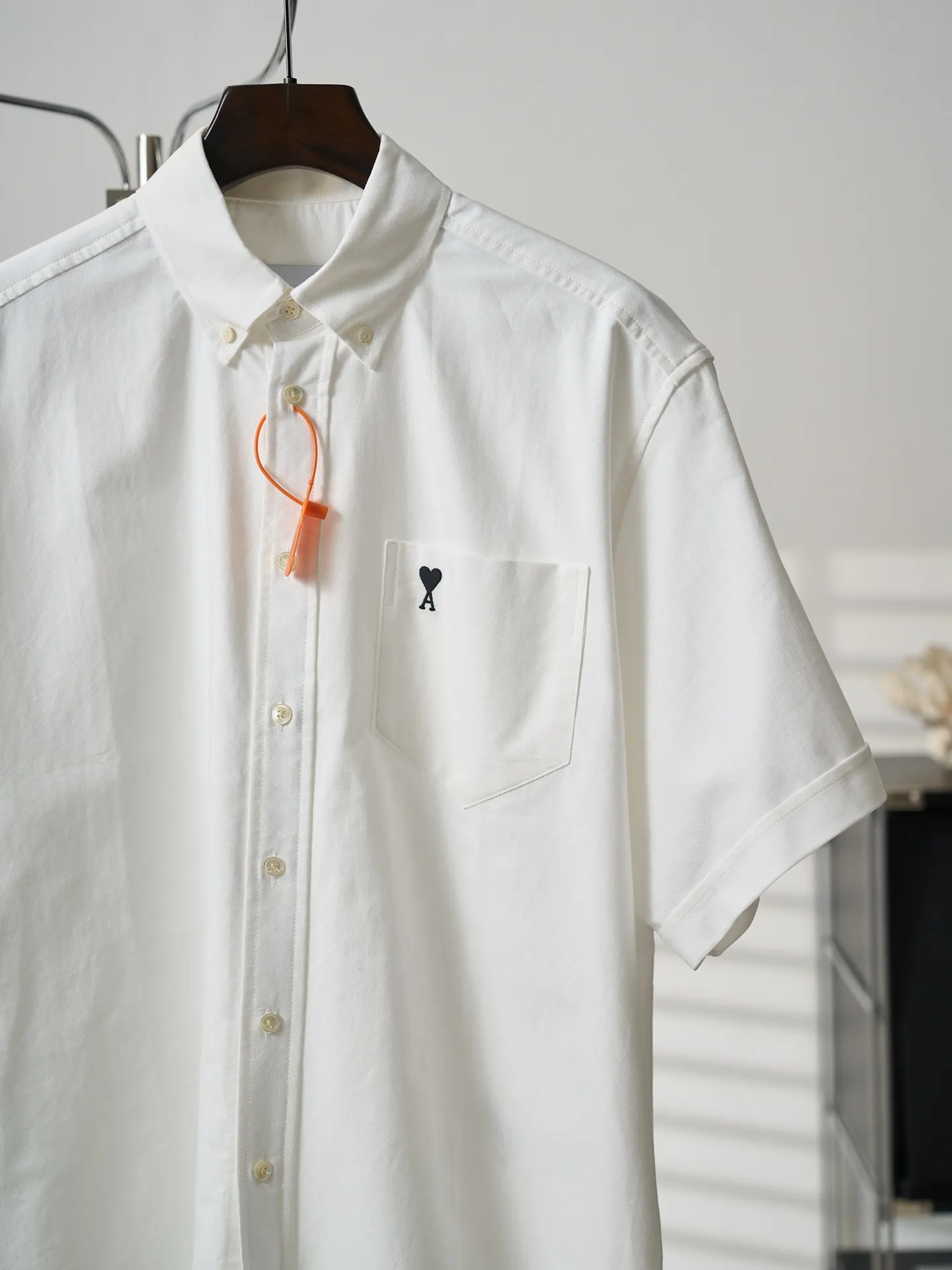 [Real auction] AMI/Amy love heart embroidered short-sleeved shirt [In Stock] 37 38 39 40 Customized high-density double-ply Oxford spinning, tight and smooth, comfortable and close to the skin, a touch of simple white, as pure as ever, elegant and self-evident. Black silk thread dances on the chest with love embroidery, low-key and powerful, with pockets as the boundary, hiding the French romance. It is the ultimate simplification of color, and uses the ultimate restraint to interpret the effortless sense of luxury. Adopt imported machine embroidery technology, use advanced computer control system and precision mechanical components to realize Ami's love embroidery operation with high precision. The lines are smooth and delicate. The fabrics have been washed and have a better hand feel. It is not easy to deform, not easy to shrink, not easy to fade, and maintains long-term beauty and loose fit.